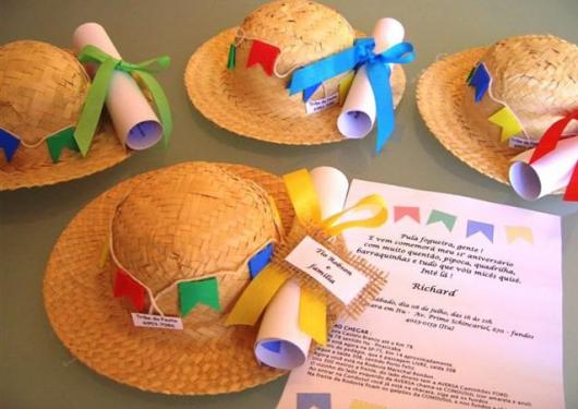 Convite Festa Junina com mini chapéu de palha