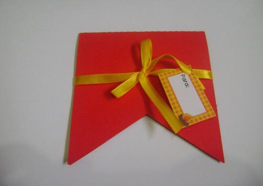 Convite Festa Junina com formato de bandeirinha vermelha com laço amarelo