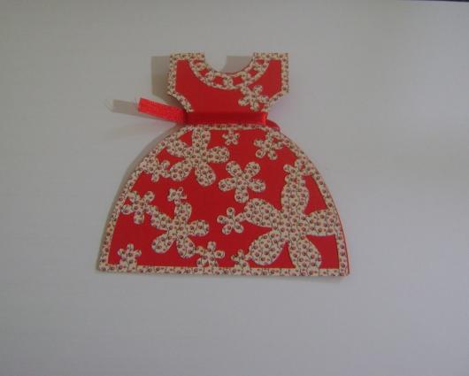 Convite Festa Junina com formato de vestido vermelho florido