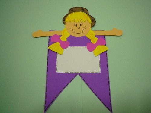 Convite Festa Junina com formato de bandeirinha lilás com aplique de menina caipira