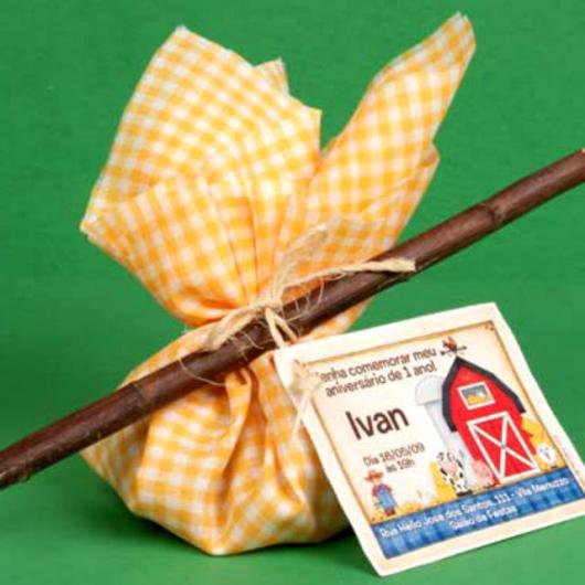 Convite Festa Junina com formato de trouxa de comida