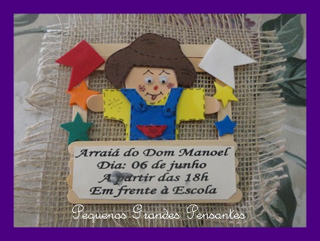 Convite Festa Junina com juta e aplique de espantalho feito com EVA