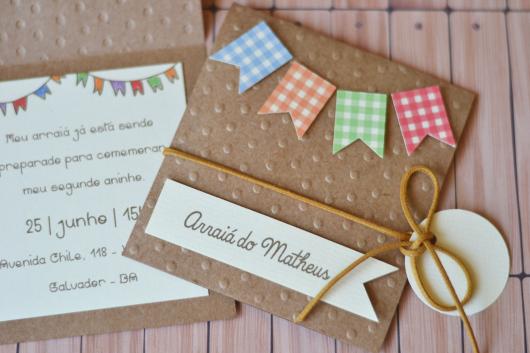 Convite Festa Junina com papel craft e bandeirinhas