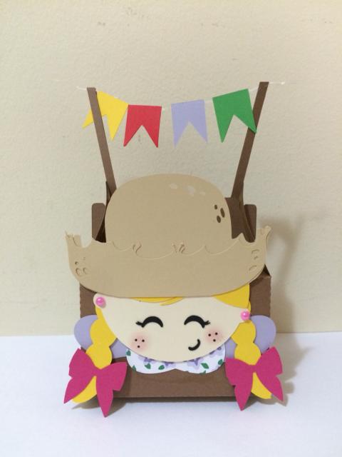 Convite Festa Junina com formato de menina caipira