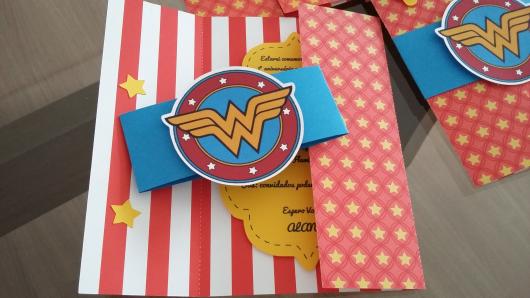 Convite Mulher Maravilha scrap com estrelas amarelas