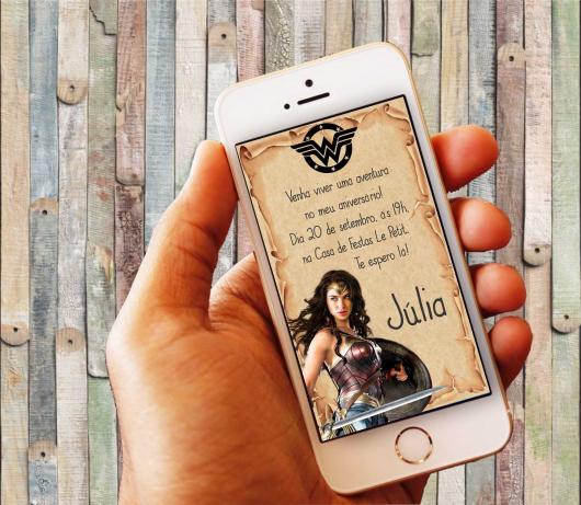 Convite Mulher Maravilha virtual com fundo estilo pergaminho
