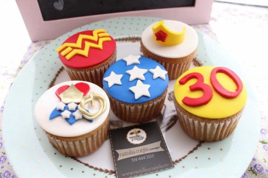 cupcake mulher maravilha de chocolate com pasta americana