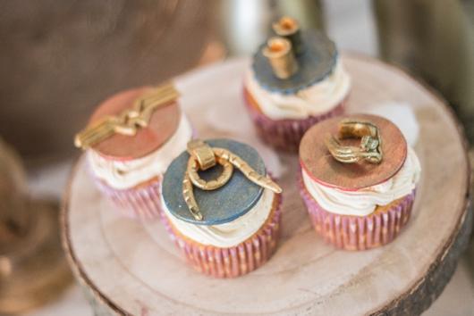 cupcake mulher maravilha com cobertura metalizada