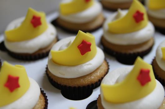 cupcake mulher maravilha com pasta americana