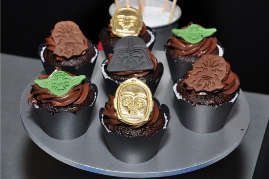 cupcake star wars com diversos tipos de cobertura