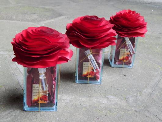 Decoração Dia das Mães com rosas de papelem vasinhos de vidro