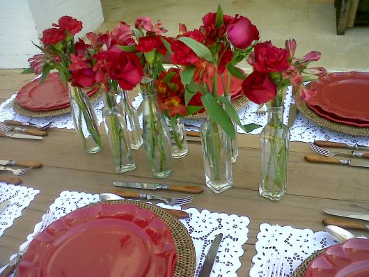 Decoração Dia das Mães para mesa com vasos de rosas