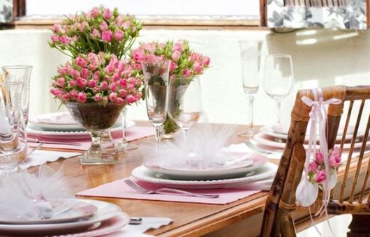 Decoração Dia das Mães para mesa com vasos de flores rosas