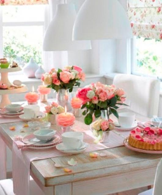Decoração Dia das Mães para mesa com flores rosas claro