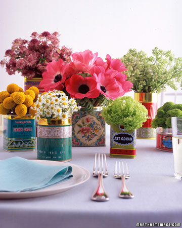 Decoração Dia das Mães para mesa com flores em latas