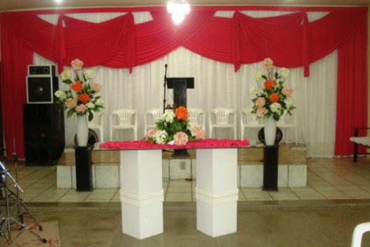 Decoração Dia das Mães para igreja com cortina vermelha e flores