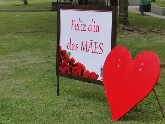 Decoração Dia das Mães para escola com painel personalizado e coração gigante