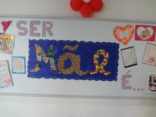 Decoração Dia das Mães para escola com painel de papel escrito mãe