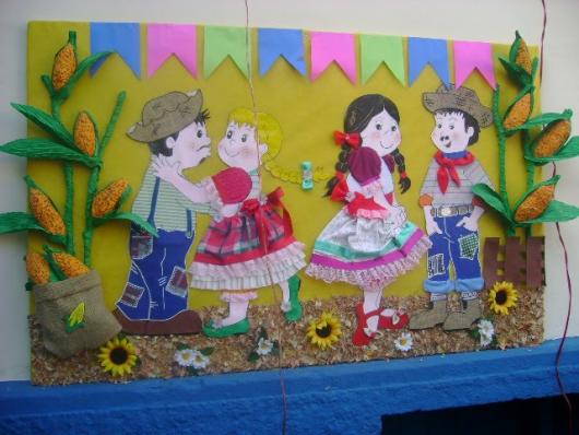 Decoração de Festa Junina Simples com painel de EVA e bandeirinhas coloridas