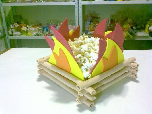 decoração de festa junina simples fogueira com pipoca 