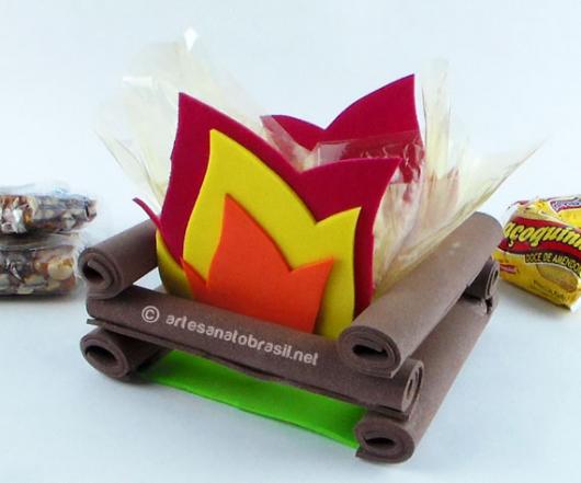 decoração de festa junina simples fogueira feita com EVA 