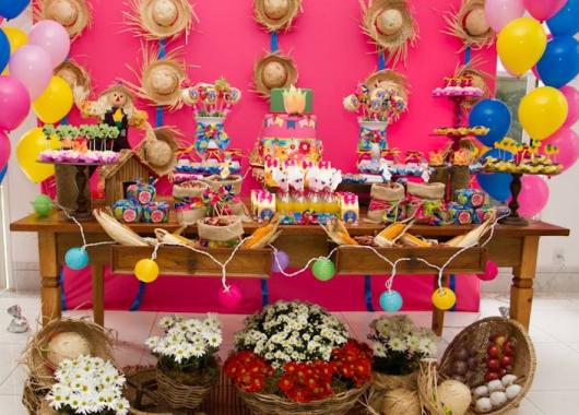 Decoração de Festa Junina Simples para aniversário com painel rosa