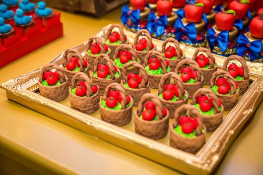Doces Personalizados Branca de Neve bombom no formato de cestinha com maçãs