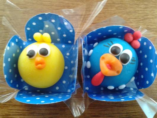 Doces Personalizados Galinha Pintadinha bombom no wrapper azul