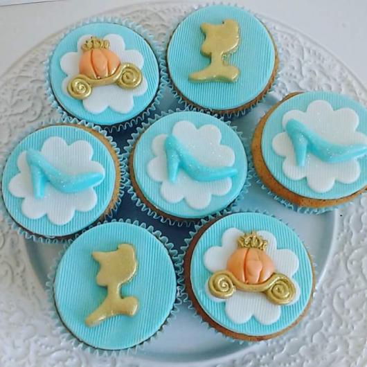 Doces Personalizados Cinderela cupcake azul