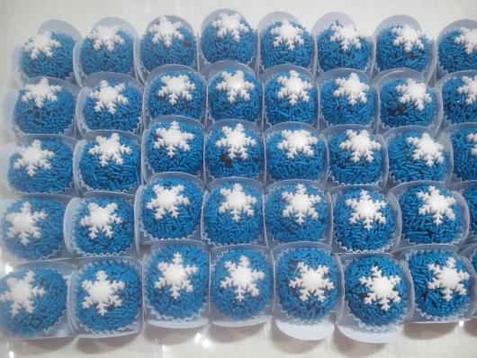 Doces Personalizados Frozen brigadeiro com granulado azul