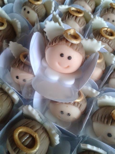 Doces Personalizados para batizado beijinho com anjinho