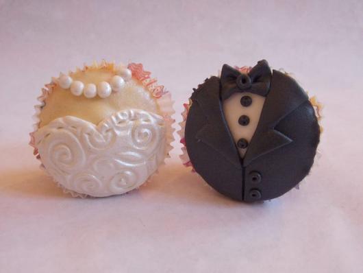 Doces Personalizados para casamento cupcake com roupa dos noivos