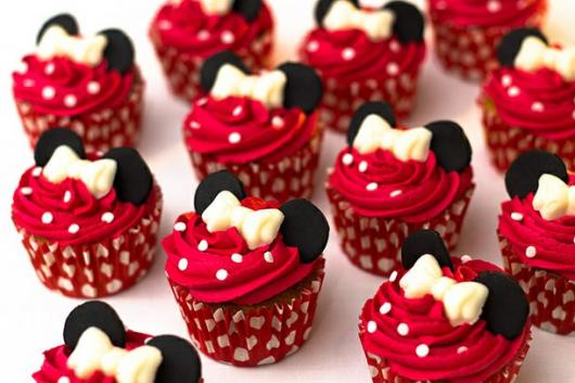 Doces Personalizados cupcake Mnnie com chantilly vermelho