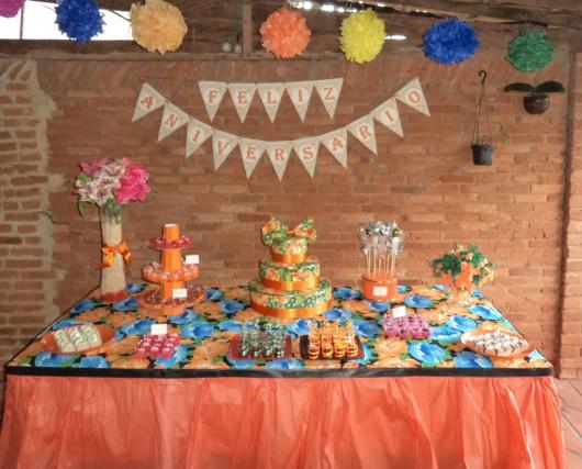 Festa Brega modelo de decoração com flores de papel crepom colorido