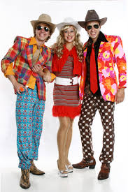 Festa Brega modelo de fantasia com paletó florido e chapéu de cowboy