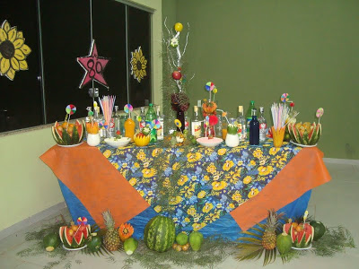 Festa Brega modelo de decoração com toalha de mesa florida