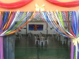 Festa Brega modelo de decoração com cortina de fitas coloridas