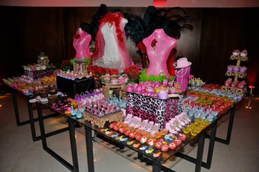 Festa Brega modelo de decoração com itens estampados com animal print