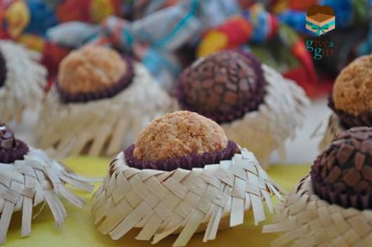 caixinhas de doces para decoração festa junina chique