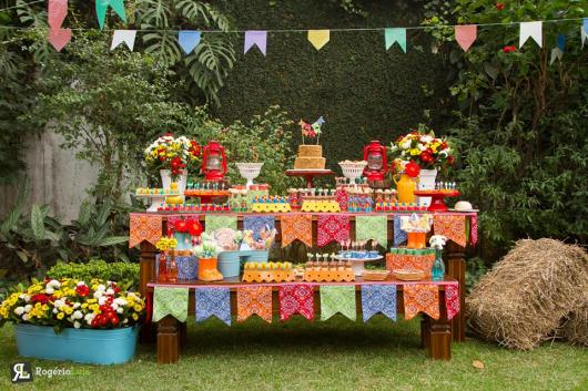 mesa com doces para decoração festa junina chique