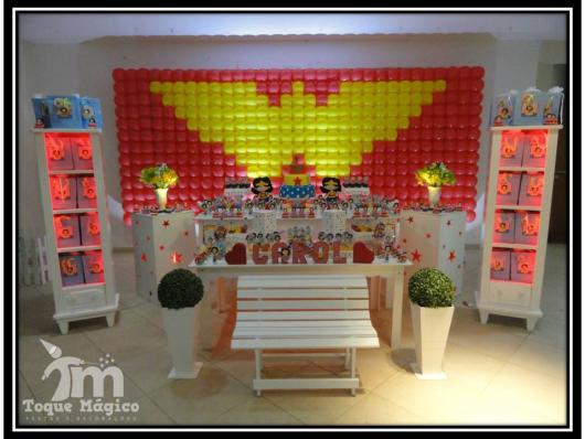 Festa Mulher Maravilha provençal com painel de balões com desenho do simbolo da personagem