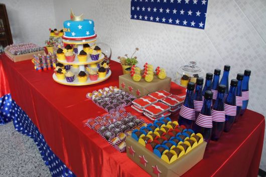 Festa Mulher Maravilha simples com mesa improvisada