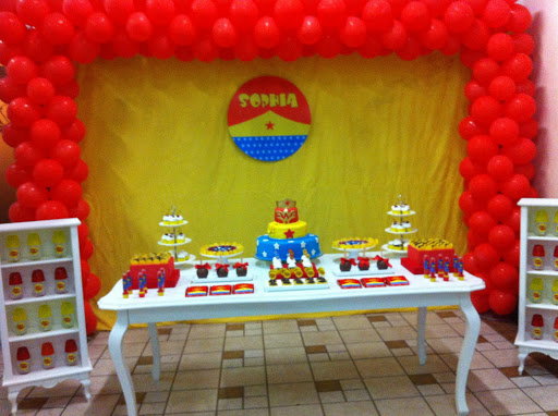 Festa Mulher Maravilha simples com provençal e balões vermelhos