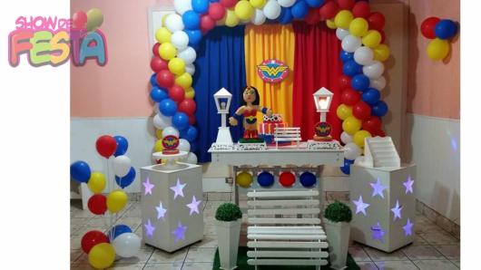 Festa Mulher Maravilha provençal com arco de balões