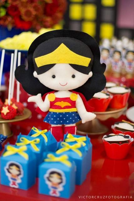 Festa Mulher Maravilha baby com bonequinha de feltro