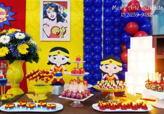 Festa Mulher Maravilha baby com display e flores