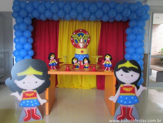 Festa Mulher Maravilha baby com display e boneca de feltro