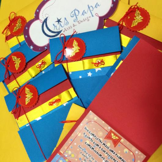 Festa Mulher Maravilha convite scrap com tag