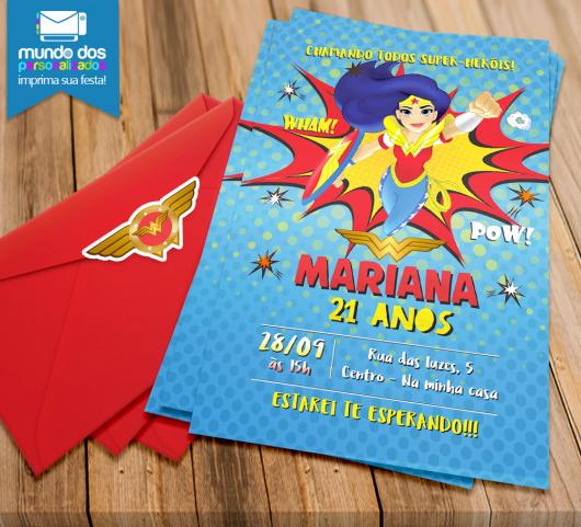 Festa Mulher Maravilha convite azul com envelope vermelho