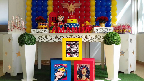 Festa Mulher Maravilha provençal com quadrinhos